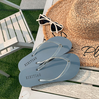 Jauns sieviešu čību modelis starp pirkstiem vairākās krāsās