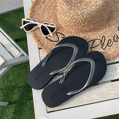 Jauns sieviešu čību modelis starp pirkstiem vairākās krāsās