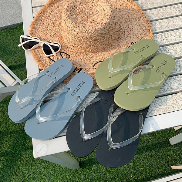 Jauns sieviešu čību modelis starp pirkstiem vairākās krāsās