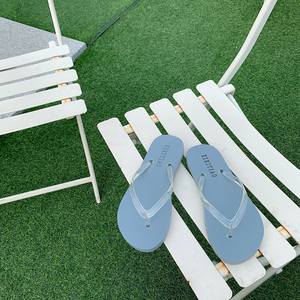 Jauns sieviešu čību modelis starp pirkstiem vairākās krāsās