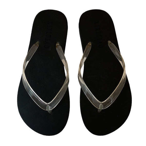 Jauns sieviešu čību modelis starp pirkstiem vairākās krāsās