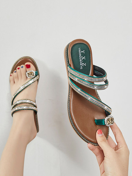 Aktuālās sieviešu čības ar akmeņiem