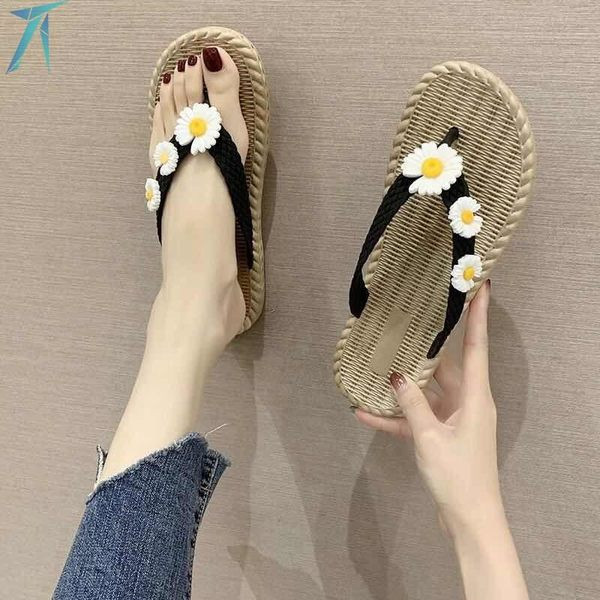 Papuci moderni de dama cu talpa plata si decor margarete