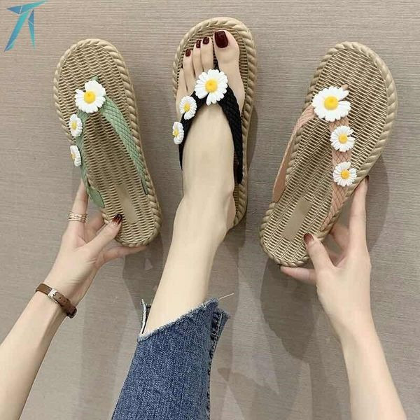 Papuci moderni de dama cu talpa plata si decor margarete