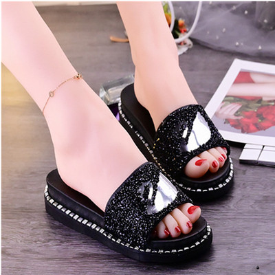 Papuci de damă cu platformă și elemente strălucitoare