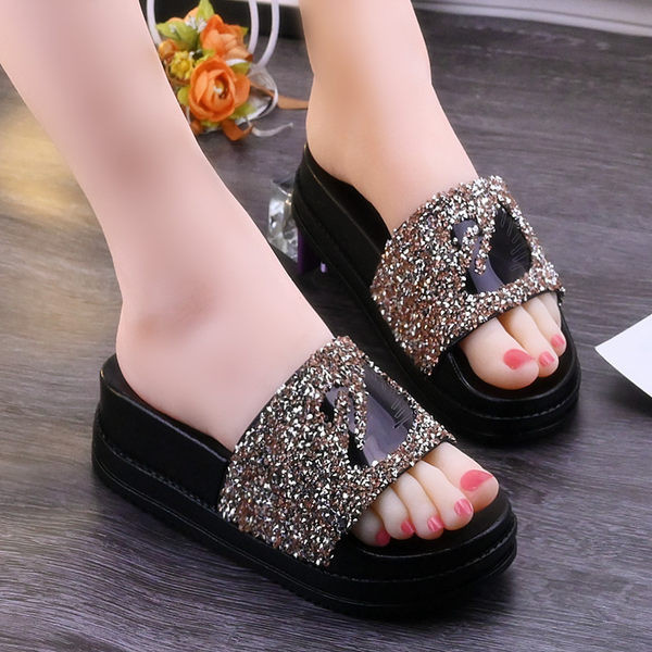Papuci de damă cu platformă și elemente strălucitoare