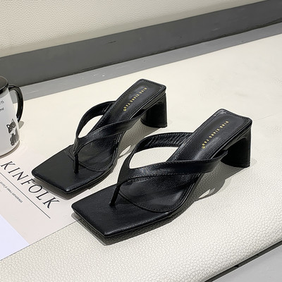 Jauna modeļa ādas čības ar papēdi un siksnu starp pirkstiem