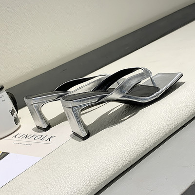 Jauna modeļa ādas čības ar papēdi un siksnu starp pirkstiem