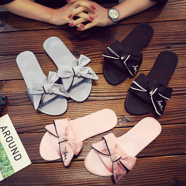 Sieviešu ikdienas čības ar lentīti un uzrakstu trīs krāsās