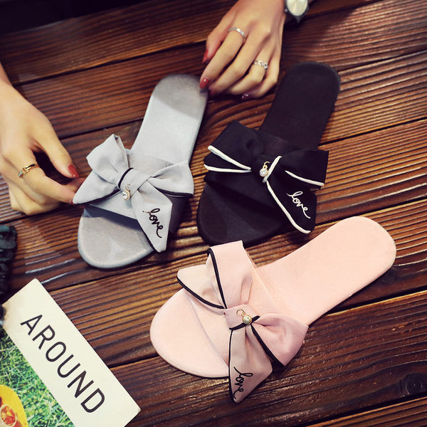 Sieviešu ikdienas čības ar lentīti un uzrakstu trīs krāsās