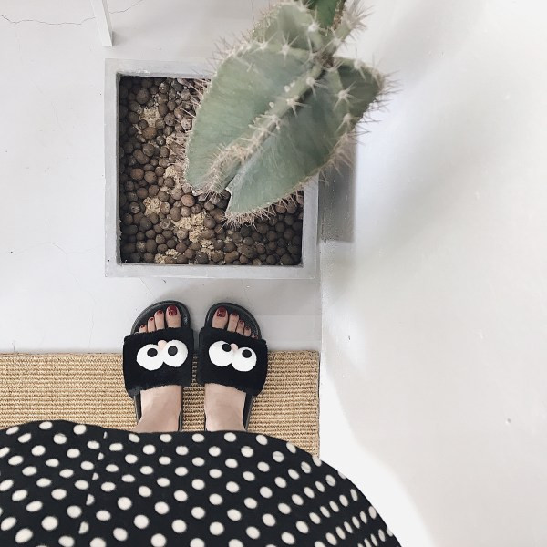 Ikdienas sieviešu čības ar 3D aplikāciju un dūnu