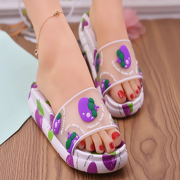 Moteriškos guminės šlepetės su aplikacijomis ir stora platforma