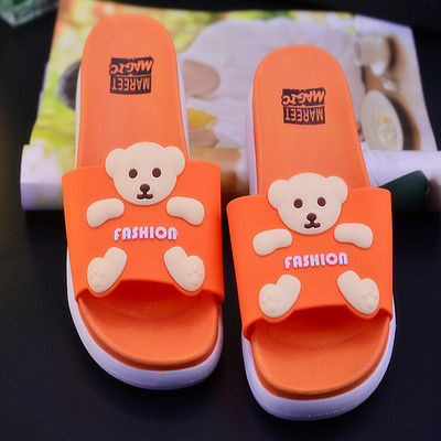 Sieviešu ikdienas čības ar aplikāciju ar uzrakstu un vairākām krāsām