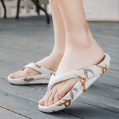 Vasaras sieviešu čības starp šļakatām ar plakanu zoli