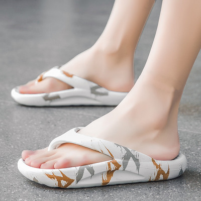 Vasaras sieviešu čības starp šļakatām ar plakanu zoli