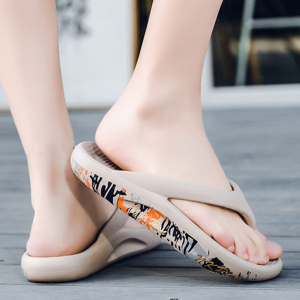 Vasaras sieviešu čības starp šļakatām ar plakanu zoli