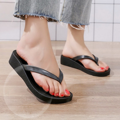 Jauns sieviešu ikdienas čību modelis starp pirkstiem vairākās krāsās