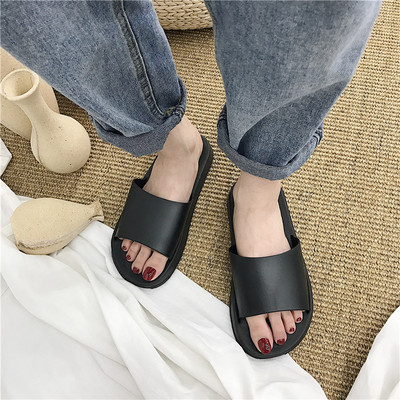 Vienkāršs sieviešu čību modelis baltā un melnā krāsā