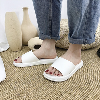 Vienkāršs sieviešu čību modelis baltā un melnā krāsā