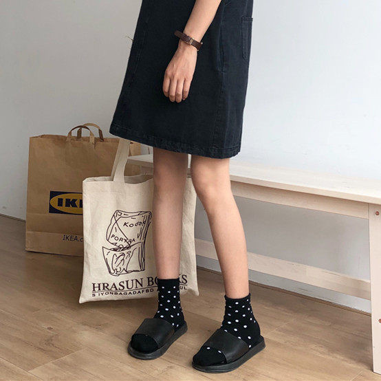 Vienkāršs sieviešu čību modelis baltā un melnā krāsā