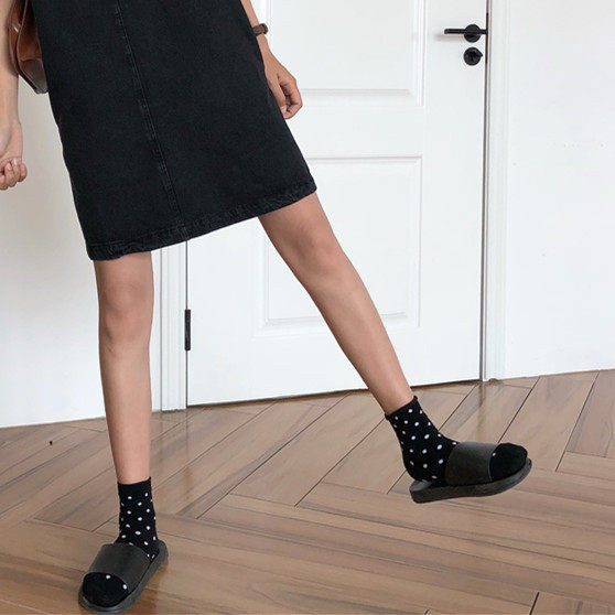 Vienkāršs sieviešu čību modelis baltā un melnā krāsā