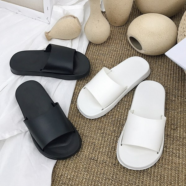 Vienkāršs sieviešu čību modelis baltā un melnā krāsā