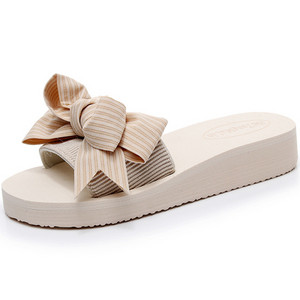 Sieviešu čības ar lentīti un starp pirkstiem - trīs modeļi