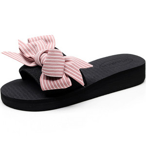 Sieviešu čības ar lentīti un starp pirkstiem - trīs modeļi