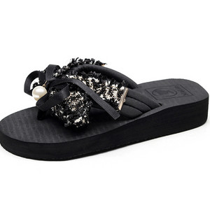 Sieviešu čības ar lentīti un starp pirkstiem - trīs modeļi