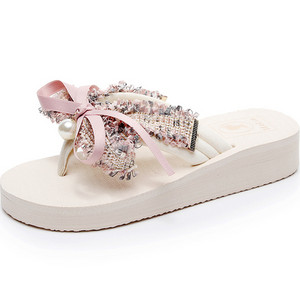 Sieviešu čības ar lentīti un starp pirkstiem - trīs modeļi