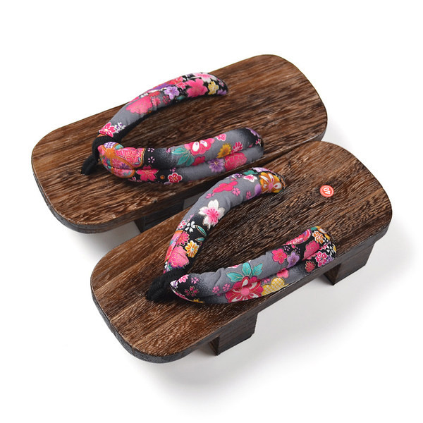 Model nou de papuci dama din lemn cu model floral