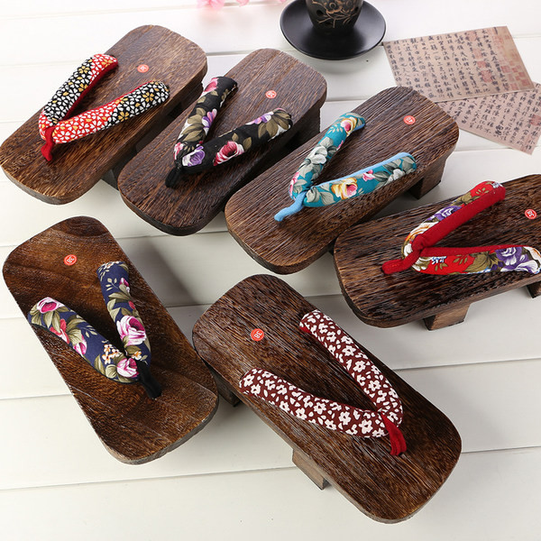 Model nou de papuci dama din lemn cu model floral