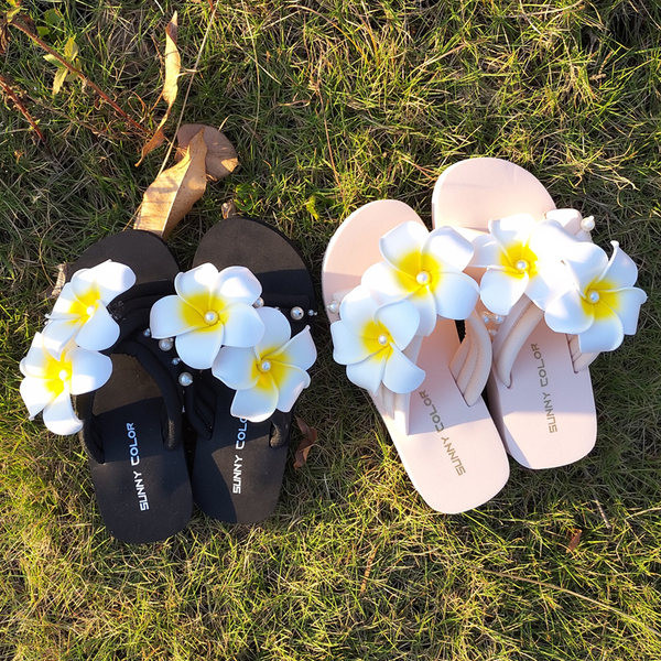 Papuci de damă cu talpă plată și flori element 3D în două culori