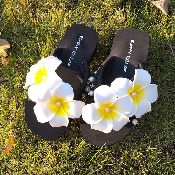 Papuci de damă cu talpă plată și flori element 3D în două culori