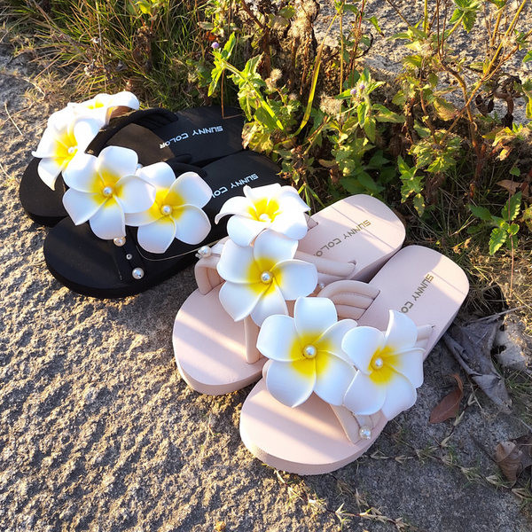 Papuci de damă cu talpă plată și flori element 3D în două culori