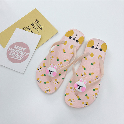 Krāsainas sieviešu flip-flops pār pirkstu ar dažādām aplikācijām