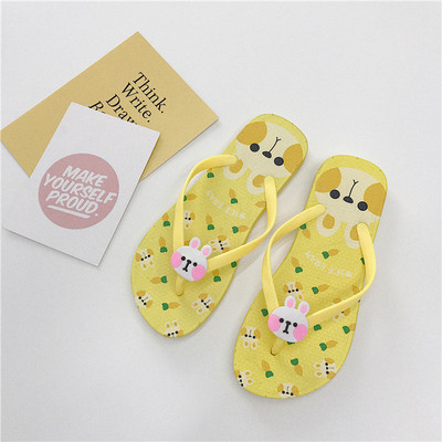 Krāsainas sieviešu flip-flops pār pirkstu ar dažādām aplikācijām