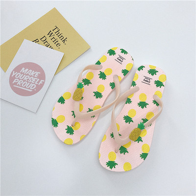 Krāsainas sieviešu flip-flops pār pirkstu ar dažādām aplikācijām