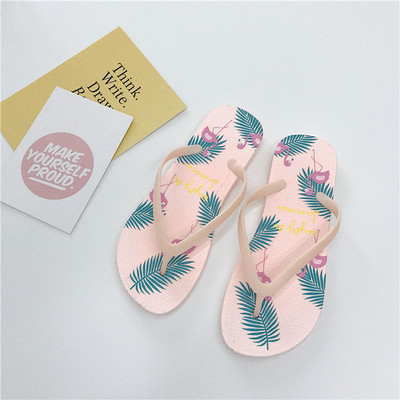 Krāsainas sieviešu flip-flops pār pirkstu ar dažādām aplikācijām