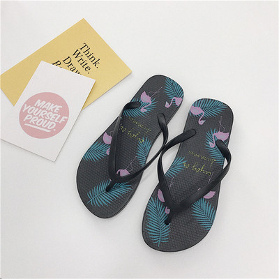 Krāsainas sieviešu flip-flops pār pirkstu ar dažādām aplikācijām