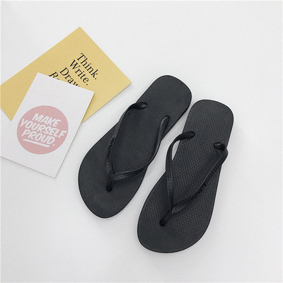 Krāsainas sieviešu flip-flops pār pirkstu ar dažādām aplikācijām