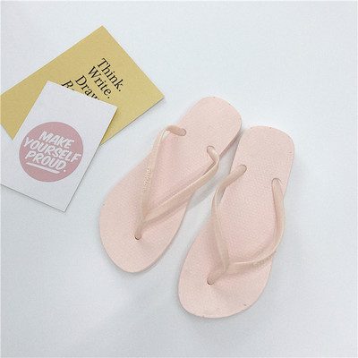 Krāsainas sieviešu flip-flops pār pirkstu ar dažādām aplikācijām