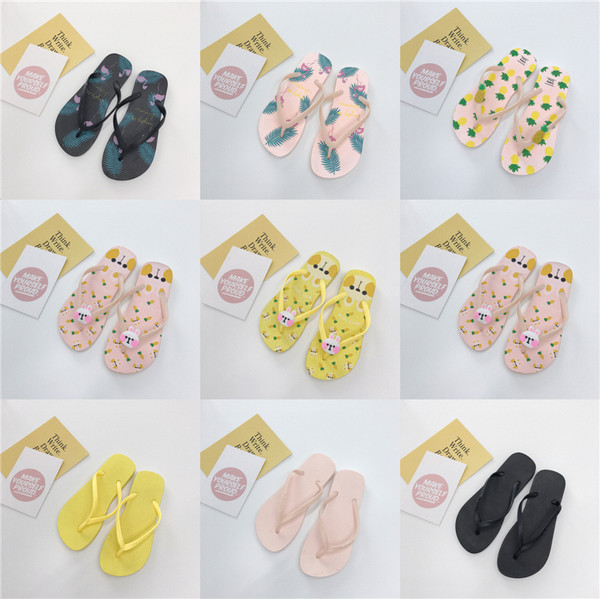 Krāsainas sieviešu flip-flops pār pirkstu ar dažādām aplikācijām