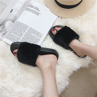 Model nou de papuci de damă din puf cu broderie în culorile gri, roz și negru