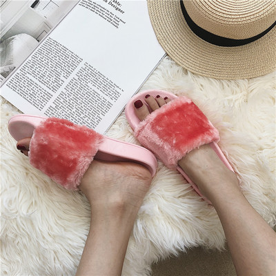 Model nou de papuci de damă din puf cu broderie în culorile gri, roz și negru