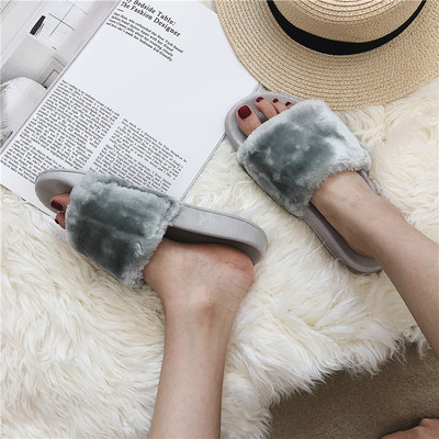 Model nou de papuci de damă din puf cu broderie în culorile gri, roz și negru