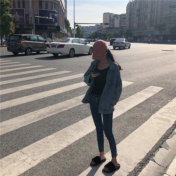 Model nou de papuci de damă din puf cu broderie în culorile gri, roz și negru