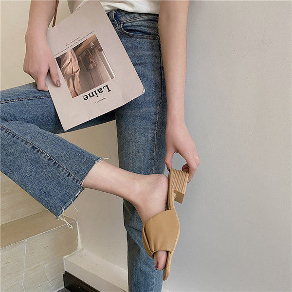 Jauns sieviešu ādas čību modelis baltā un bēšā krāsā