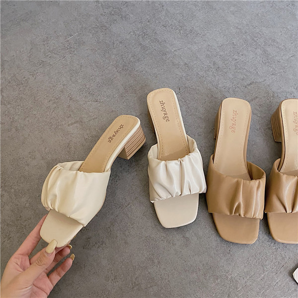 Jauns sieviešu ādas čību modelis baltā un bēšā krāsā