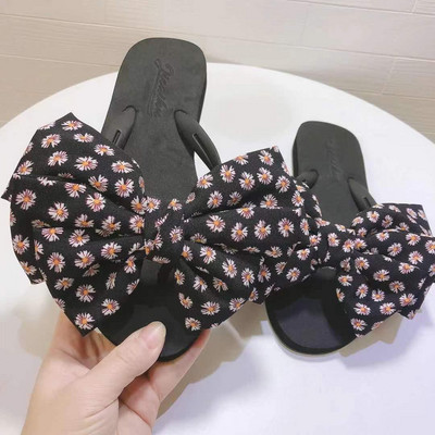 Sieviešu čības ar ziediem uz lentes un plakanu zoli